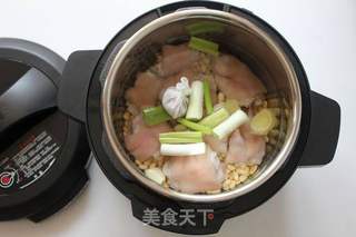 【养颜美容】猪蹄黄豆汤的做法步骤:6