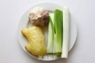 【养颜美容】猪蹄黄豆汤的做法步骤:2