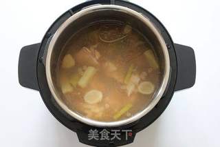 【养颜美容】猪蹄黄豆汤的做法步骤:7