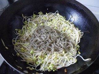 秋季养生素菜----豆芽炒粉条的做法步骤：10