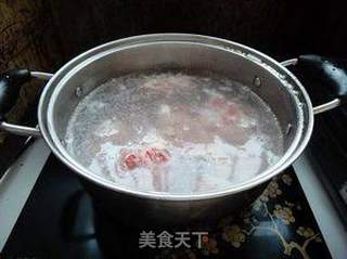 南瓜薏米骨头汤的做法步骤:2