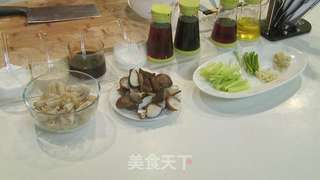 冬菇焖鸭掌的做法步骤：1