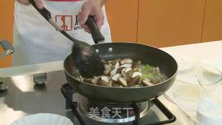 冬菇焖鸭掌的做法步骤：5