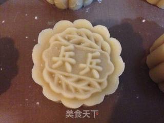 莲蓉栗子月饼的做法步骤:10