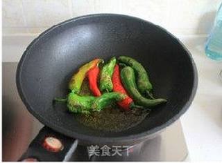 一元钱打造劲爆口感的超级下饭菜——油焖辣椒小土豆的做法步骤:2