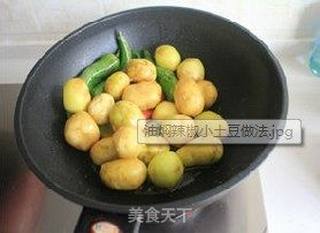 一元钱打造劲爆口感的超级下饭菜——油焖辣椒小土豆的做法步骤:3