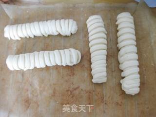 黑芝麻毛毛虫面包的做法步骤:10