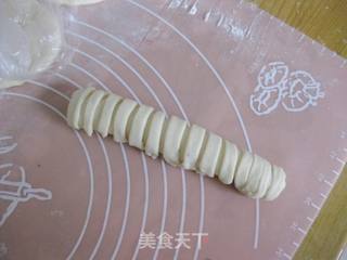 黑芝麻毛毛虫面包的做法步骤:9