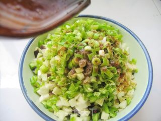 豆渣再利用——黑豆渣茄丁包的做法步骤：5