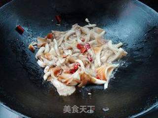 酸腌菜炒喇叭菌的做法步骤:4