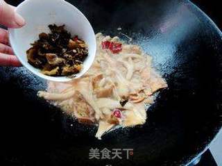 酸腌菜炒喇叭菌的做法步骤:5