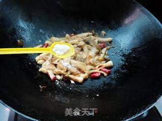 酸腌菜炒喇叭菌的做法步骤:6