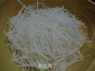酸辣开胃小凉菜------【酸辣萝卜丝】的做法步骤:2