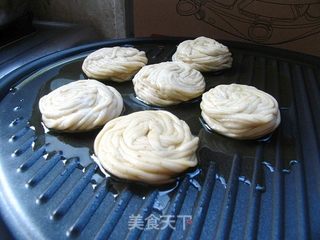 椒香酥脆,好吃得不得了——黄金盘丝饼的做法步骤:9