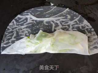 香草鱼春卷的做法步骤：5