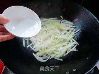 红椒青蒜炒瓜丝的做法步骤:3