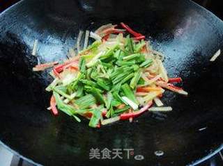 红椒青蒜炒瓜丝的做法步骤:6