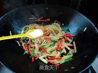 红椒青蒜炒瓜丝的做法步骤:7