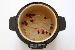 【美容养颜】红枣银耳莲子羹的做法步骤:3