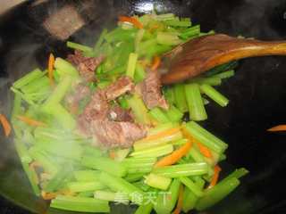 牛肉炒芹菜的做法步骤：10