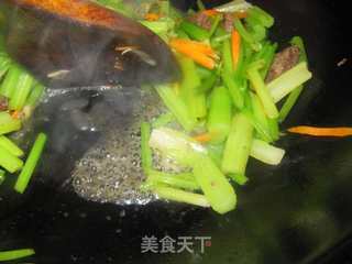 牛肉炒芹菜的做法步骤：13