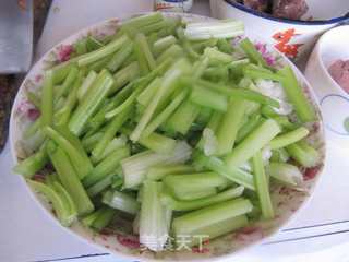 牛肉炒芹菜的做法步骤：2