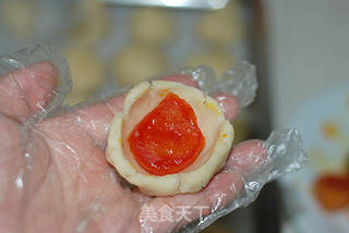莲蓉蛋黄月饼的做法步骤:3