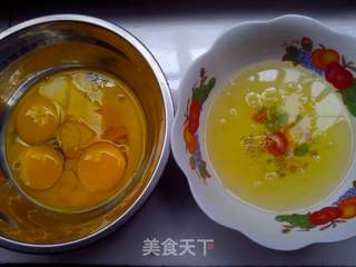松软可口色泽金黄的———电饭锅海绵牛奶葡萄干蛋糕的做法步骤:2