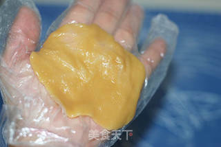 莲蓉蛋黄月饼的做法步骤:11