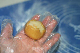 莲蓉蛋黄月饼的做法步骤:12