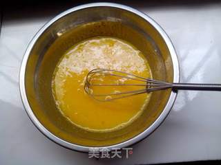 松软可口色泽金黄的———电饭锅海绵牛奶葡萄干蛋糕的做法步骤:3