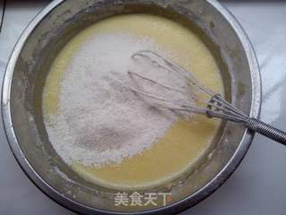 松软可口色泽金黄的———电饭锅海绵牛奶葡萄干蛋糕的做法步骤:5