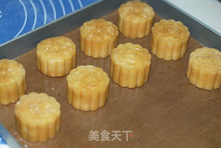 莲蓉蛋黄月饼的做法步骤:16