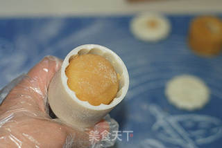 莲蓉蛋黄月饼的做法步骤:15