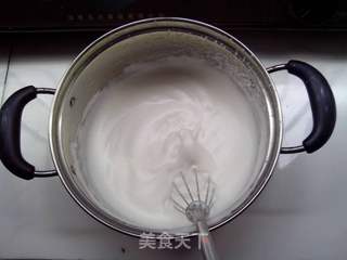 松软可口色泽金黄的———电饭锅海绵牛奶葡萄干蛋糕的做法步骤:7