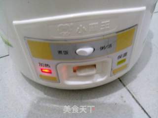 松软可口色泽金黄的———电饭锅海绵牛奶葡萄干蛋糕的做法步骤:9