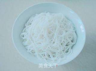 骨头参砂锅米线的做法步骤:3