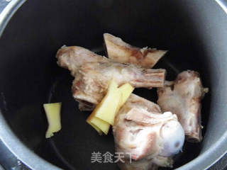 莲藕棒骨汤的做法步骤:5