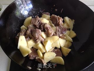 土豆烧牛肉的做法步骤：12