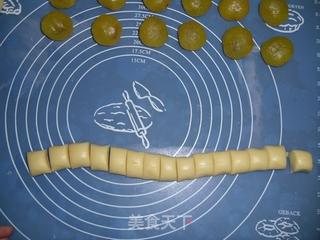 凤梨馅广式月饼的做法步骤:7