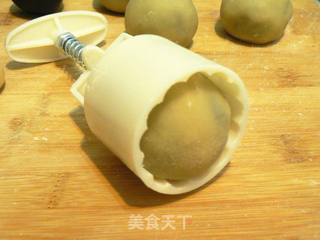 广式豆沙月饼的做法步骤:8