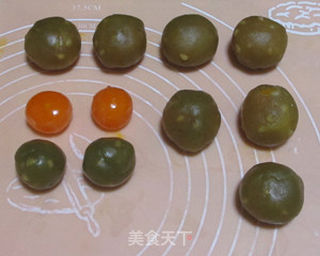 蛋黄莲蓉广式月饼的做法步骤:5