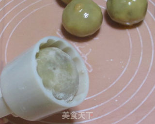 蛋黄莲蓉广式月饼的做法步骤:10