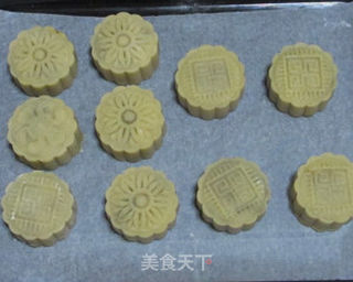 蛋黄莲蓉广式月饼的做法步骤:11