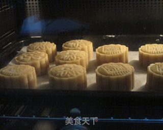 蛋黄莲蓉广式月饼的做法步骤:12