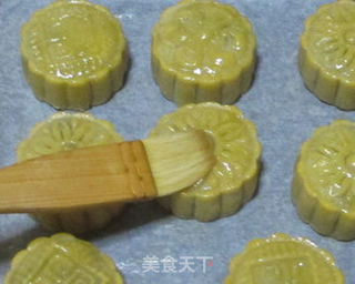 蛋黄莲蓉广式月饼的做法步骤:13