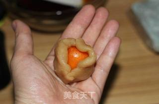 蛋黄莲蓉月饼的做法步骤:8
