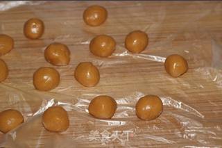 蛋黄莲蓉月饼的做法步骤:9