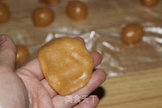 蛋黄莲蓉月饼的做法步骤:10