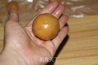 蛋黄莲蓉月饼的做法步骤:13